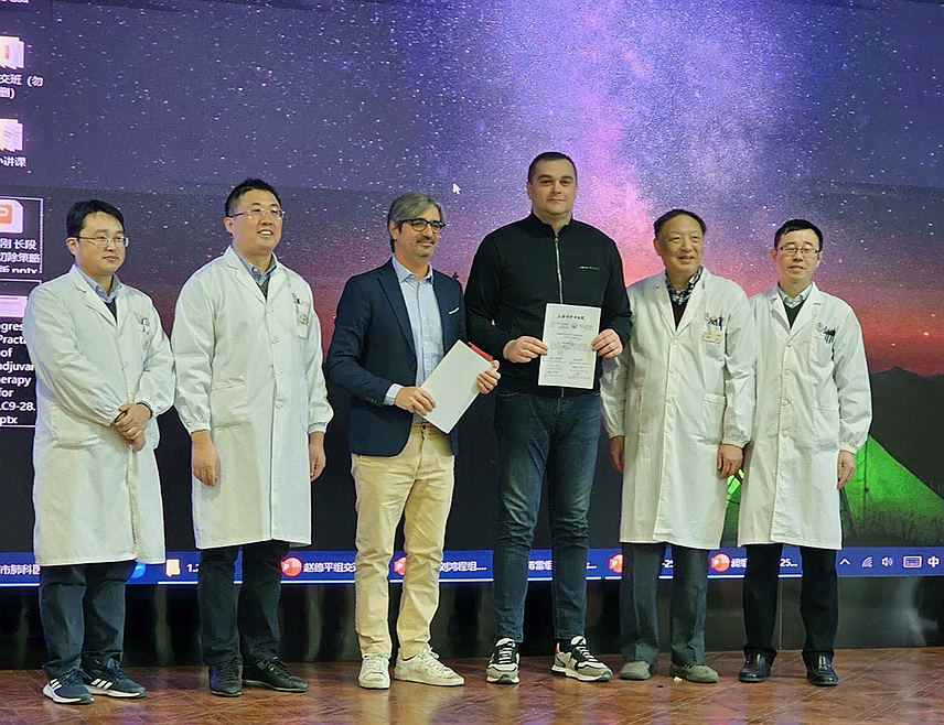 ИСТОЧНО САРАЈЕВО, 7. МАРТА /СРНА/ - Љекар Болнице "Србија" у Источном Сарајеву специјалиста грудне хирургије Ненад Ждрале био је полазник "Међународног унипортал ВАТС програма" /International Uniportal VATS programa/ из области грудне хирургије који је одржан у плућној болници у Шангају.