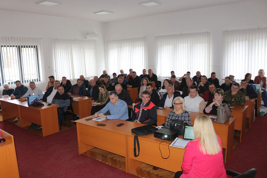 РОГАTИЦА, 7. МАРTА /СРНА/ - Представници Ресора за пружање стручних услуга у пољопривреди, Подручна јединица Источно Сарајево, презентовали су данас пољопривредницима општине Рогатица Правилник о условима и начину остваривања новчаних подстицаја за развој пољопривреде и села за 2024. годину и упознали их са новинама у овом документу.