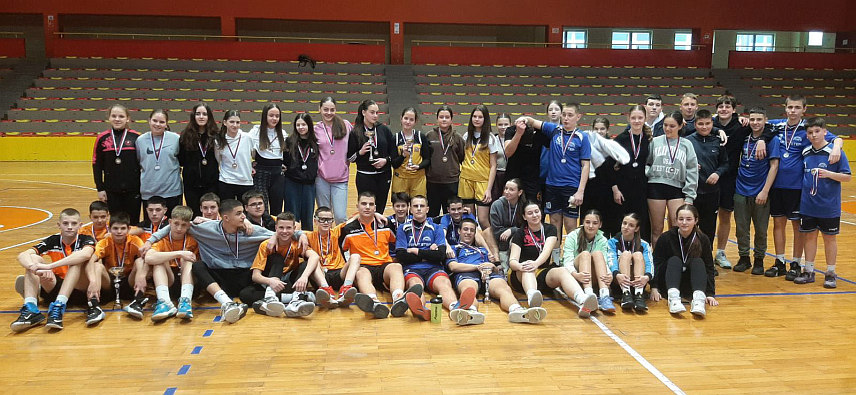 НОВИ ГРАД, 7. МАРТА /СРНА/ - Мушка и женска екипа Основне школе "Вук Караџић" Нови Град пласирала се данас на регионално такмичење у кошарци у оквиру Малих олимпијских игара.