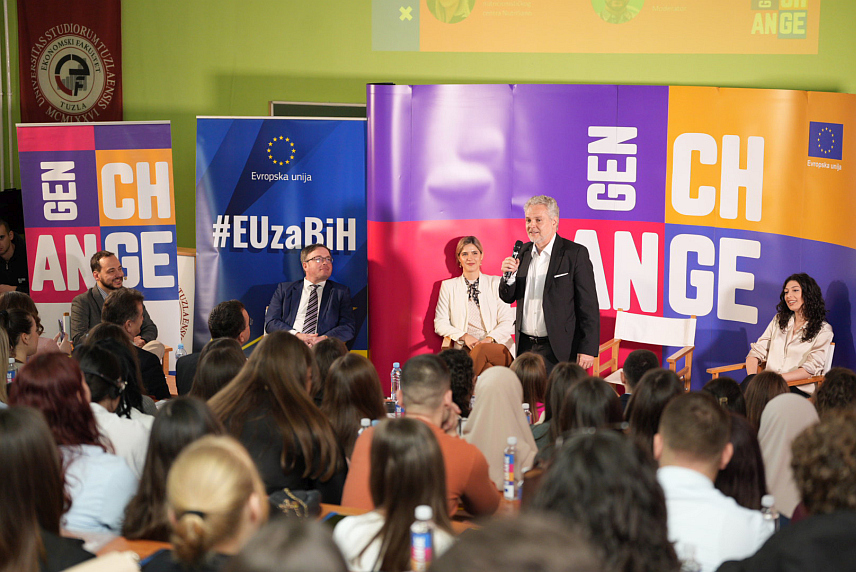 САРАЈЕВО, 7. МАРТА /СРНА/ - Шеф Делегације ЕУ у БиХ Јохан Сатлер разговарао је данас у Тузли са студенатима Економских факултета Универзитета у Тузли и Источном Сарајеву о могућностима претварања идеја у успјешне бизнисе.