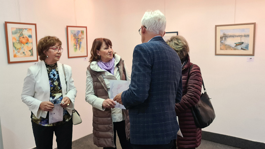 ДОБОЈ, 7. МАРТА /СРНА/ - Ликовна изложба акварелистичких радова "Некако с прољећа" аутора Љубице Милаш Гаврић из Новог Сада отворена је вечерас у Добоју поводом Међународног дана жена.