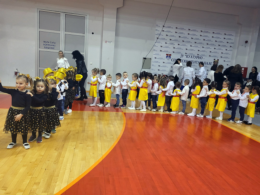 ПАЛЕ, 7. МАРТА /СРНА/ - Малишани паљанског вртића "Бубамара" вечерас су извели приредбу "Најљепша бајка, то је моја мајка" поводом 8. марта, која је уједно имала и хуманитарни карактер будући да се могла приложити помоћ за породицу Терзић којој су недавно смртно страдала два члана у пожару у Мокром.