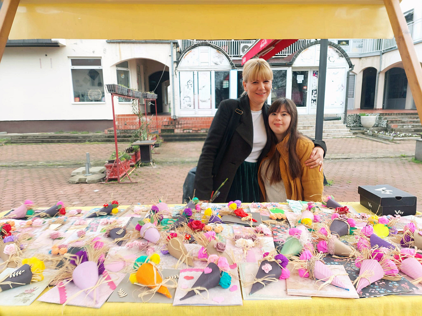 ШАМАЦ, 8. МАРTА /СРНА/ - На тргу у Шамцу данас је, поводом Међународног дана жена, организован прољећни базар на којем су се својим производима представила удружења са шамачког подручја.