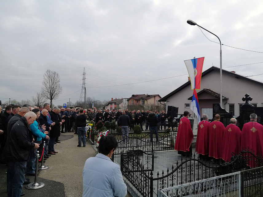 БРЧКО, 8. МАРТА /СРНА/ - На мјесном гробљу у брчанском насељу Грбавица данас је служен парастос и положени вијенци за 13 убијених цивила и војника из тог насеља које су прије 31 годину, на данашњи дан, припадници такозване Армије БиХ заробили, а потом мучки убили, и њихова измасакрирана тијела су касније размијенили.