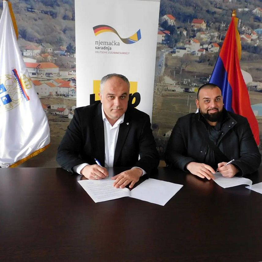 БЕРКОВИЋИ, 8.МАРТА /СРНА/ - Начелник општине Берковићи Ненад Абрамовић и директор њемачке невладине организације ХЕЛП Алмин Аџовић потписали су данас Споразум о реализацији пројекта "Инклузија и економско оснаживање на Западном Балкану" којим је предвиђена додјела материјалних донација за укупно 20 корисника са подручја општине Берковићи за покретање или даљи развој зелених малих бизниса у просјечном износу од 2.500 евра.