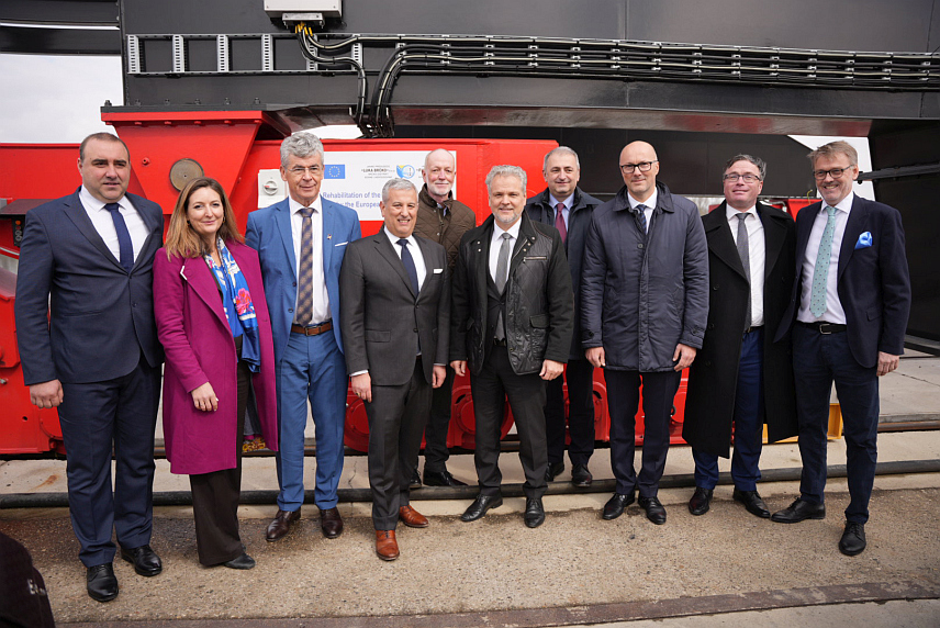 БРЧКО, 8. МАРТА /СРНА/ - Шеф Делегације ЕУ у БиХ Јохан Сатлер и директор Луке Брчко Перица Јосић свечано су данас пустили у рад нову дизалицу у брчанској Луци, која ће омогућити бржи претовар робе и значајно унаприједити ефикасност рада.