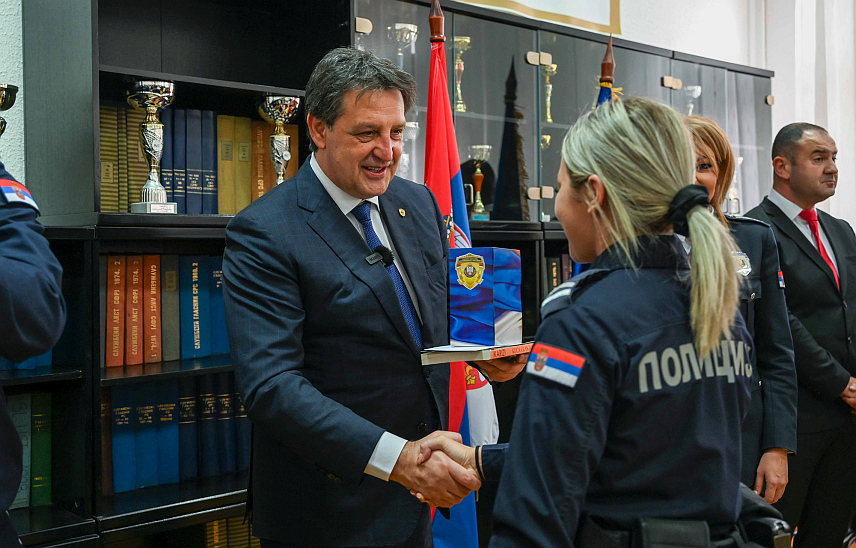БЕОГРАД, 8. МАРТА /СРНА/ - Министар унутрашњих послова Србије Братислав Гашић посјетио је данас Полицијску управу у Смедереву, једину у Србији којом руководи жена, и припадницама Управе уручио пригодне поклоне поводом 8. марта.