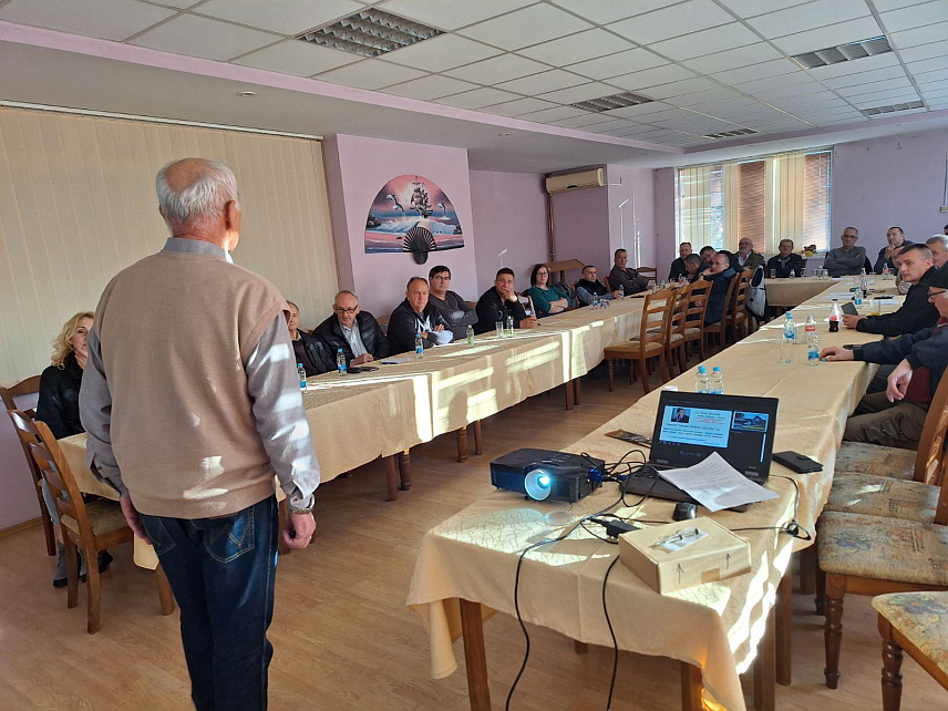 ШАМАЦ, 9. МАРTА /СРНА/ - Предавање Удружења пчелара "Маслачак", одржало годишњу скупштину, а међу више тема којим су се бавили једна од најважнијих је била сузбијање илегалног досељавања из других средина, посебно у периоду багремове паше.