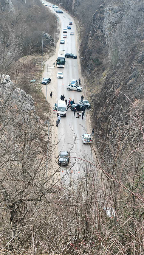 ПАЛЕ, 9. МАРТА /СРНА/ - Пет лица повријеђено је данас у саобраћајној незгоди на дионици магистралног пута Пале-Сарајево, у мјесту Доња Љубогошта, у којој су учествовала три возила.