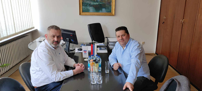 НОВИ ГРАД, 10. АПРИЛА /СРНА/ - Предсједник Народне скупштине Републике Српске Ненад Стевандић током јучерашњег састанка са предсједником Скупштине општине Нови Град Зораном Кукавицом.