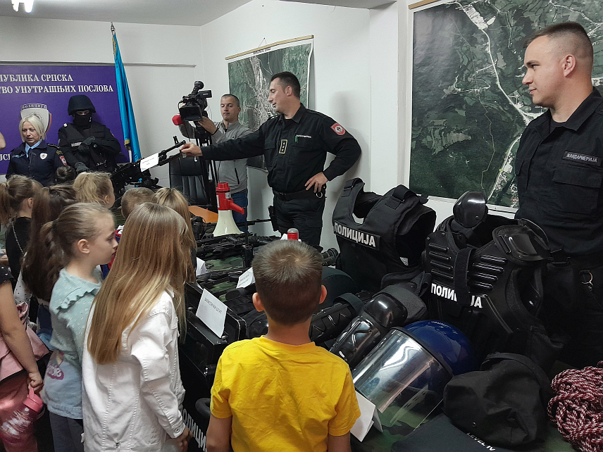 МРКОЊИЋ ГРАД, 10. АПРИЛА /СРНА/ - Полицијска управа Мркоњић Град организовала је Дан отворених врата за првачиће из основних школа "Иван Горан Ковачић" и "Петар Кочић" како би их кроз непосредно дружење упознали са полицијским начинима рада.