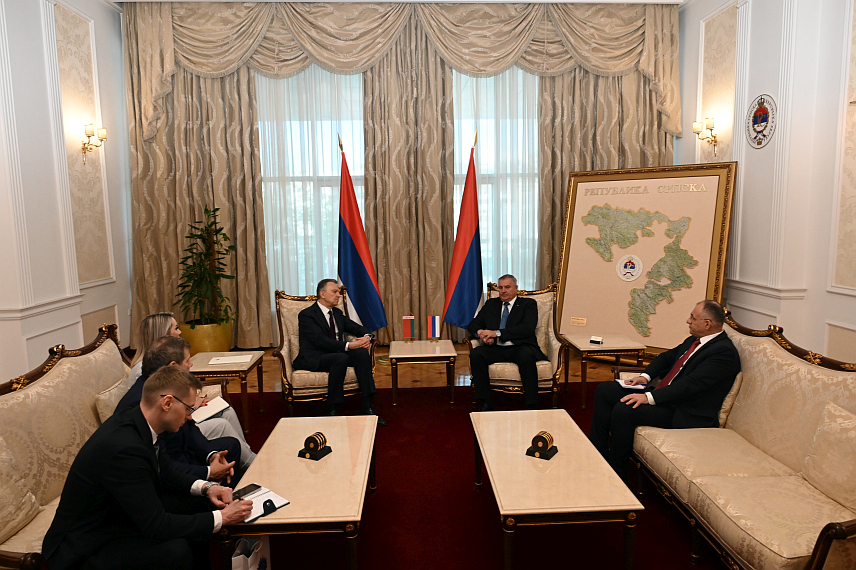 БАЊАЛУКА, 10. АПРИЛА /СРНА/ - Премијер Републике Српске Радован Вишковић и амбасадор Бјелорусије за БиХ са сједиштем у Будимпешти Владимир Улахович истакли су на данашњем састанку заједничку спремност да се реализују договори из Минска, постигнути приликом недавне посјете делегације Српске Бјелорусији.