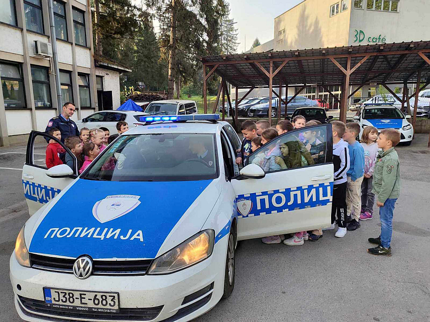 НОВИ ГРАД, 10. АПРИЛА /СРНА/ - У Полицијској станици Нови Град данас је организован Дан отворених врата за малишане из дјечијег вртића "Пчелица Маја" и ученике нижих разреда основних школа "Свети Сава" и "Вук Караџић" с циљем стварања и његовања односа и међусобног повјерења.