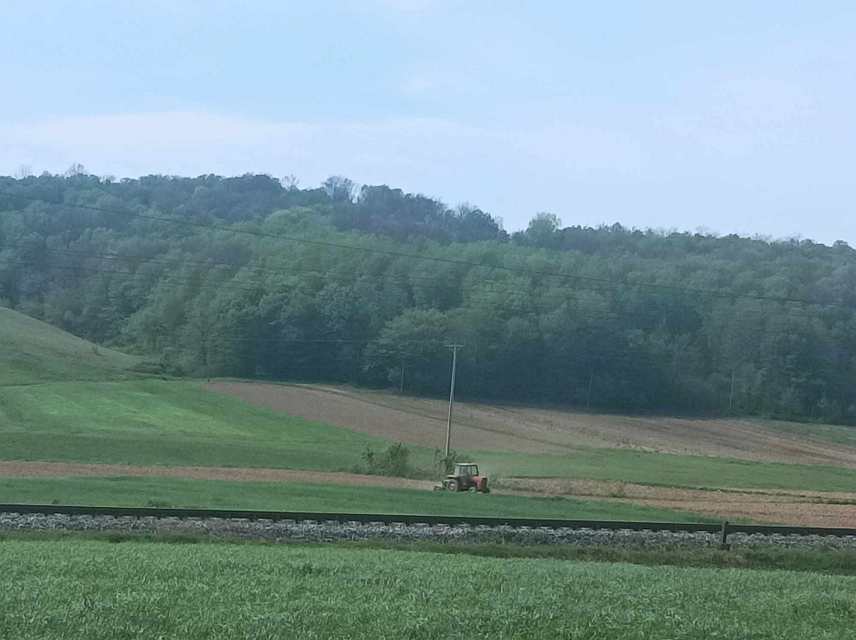 НОВИ ГРАД, 10. АПРИЛА /СРНА/ - На подручју приједорске регије сјетва кукуруза почела је у мањем обиму због недостатка влаге у земљишту, а најaвљене падавине добро ће доћи.