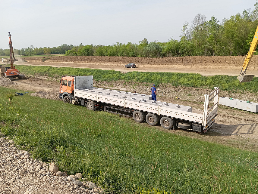 БИЈЕЉИНА, 10. АПРИЛА /СРНА/ - Санација главног ободног канала на Сави у Црњелову.