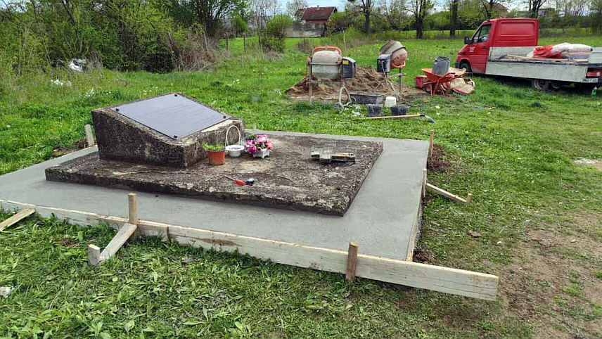 БРОД, 10. АПРИЛА /СРНА/ - Спомен-обиљежје на Градском гробљу у Броду, гдје је током окупације ове општине од Хрватске војске у садејству са овдашњим муслиманско-хрватским снагама била масовна гробница за убијене Србе, требало би да буде завршено до 26. априла, када се одаје почаст овим невиним жртвама палим током поседњег рата