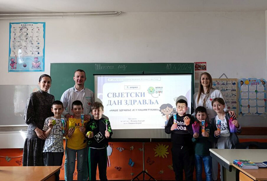 ИСТОЧНО САРАЈЕВО, 10. АПРИЛА /СРНА/ - У Aмбуланти породичне медицине "Стари Град" у Источном Старом Граду данас је, поводом Свјетског дана здравља, за ученике подручних школа одржано предавање и подијељени пакети неопходни за одржавање оралне хигијене, као и пакети са здравим намирницама.