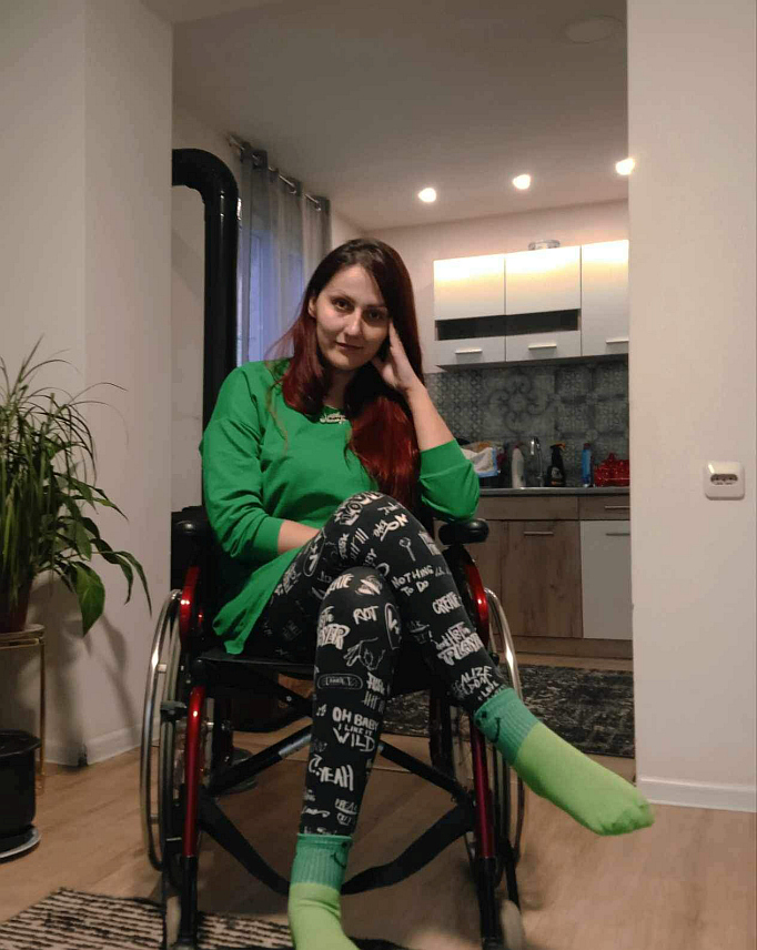 ДРВАР, 10. АПРИЛА /СРНА/ - Двадесетдеветогодишњој самохраној мајци из Дрвара Ани Глогињи, која је прије пет година остала непокретна након што је на послу погођена хицем из пиштоља, потребна је помоћ добрих људи како би отишла на лијечење у Tурску, за шта јој је потребно 26.000 евра.