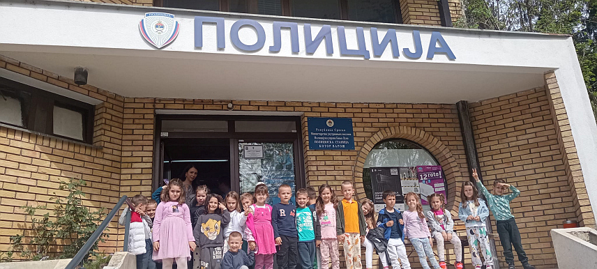 КОТОР ВАРОШ, 10. АПРИЛА /СРНА/ - Полицијска станица Котор Варош организовала је Дан отворених врата за најмлађе суграђане да би им приближила активности и опрему са којом полиција ради.