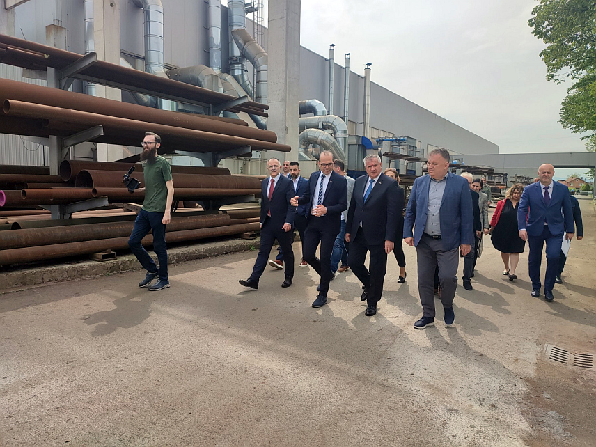 ГРАДИШКА, 10. АПРИЛА /СРНА/ - Предсједник Владе Републике Српске Радован Вишковић након састанка обишао је погон фабрике "ПМП Јелшинград – ФМГ".