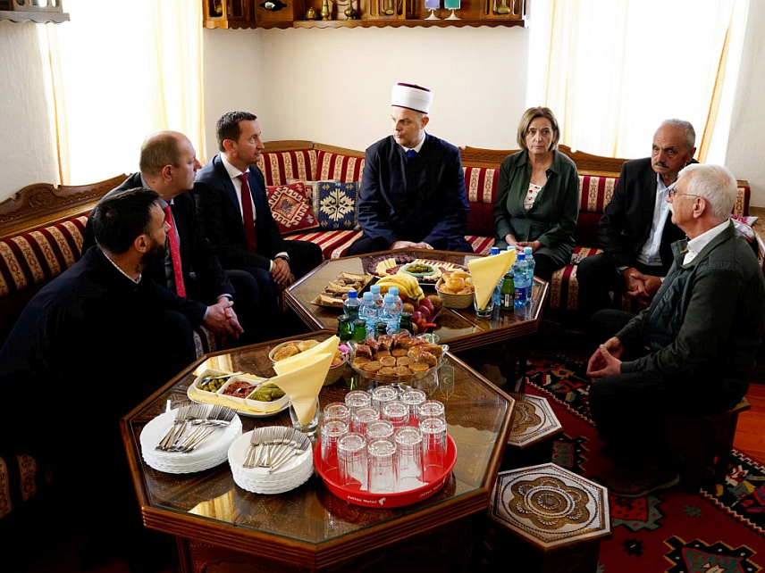 TРЕБИЊЕ, 10. АПРИЛА /СРНА/ - У просторијама Меџлиса Исламске заједнице у Tребињу данас је приређен бајрамски пријем којем су присуствовали градоначелник Мирко Ћурић, начелник градског Одјељења за културу Слађана Скочајић, старјешина требињског Саборног храма Младен Жуловић и генерални директор "Електропривреде Републике Српске" Лука Петровић.