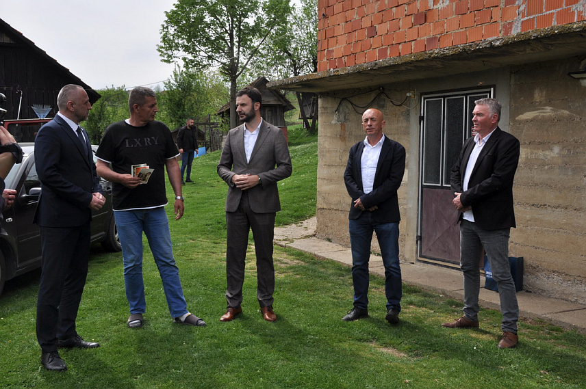 ПРИЈЕДОР, 10. АПРИЛА /СРНА/ - Министар рада и борачко-инвалидске заштите Републике Српске Данијел Егић посјетио је данас у селу Криваја код Приједора демобилисаног борца прве категорије Драгана Чичу и најавио новчану помоћ овом учеснику Одбрамбено-отаџбинског рата и добровољцу у бици на Кошарама.