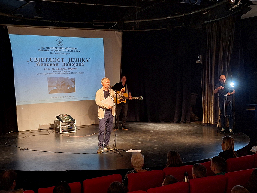 САРАЈЕВО, 10. АПРИЛА /СРНА/ - Традиционална дводневна манифестација 22. Фестивал поезије за дјецу и младe под мотом "Свјетлост језика", посвећена пјеснику Миловану Данојлићу, званично је отворена данас у Источном Сарајеву.