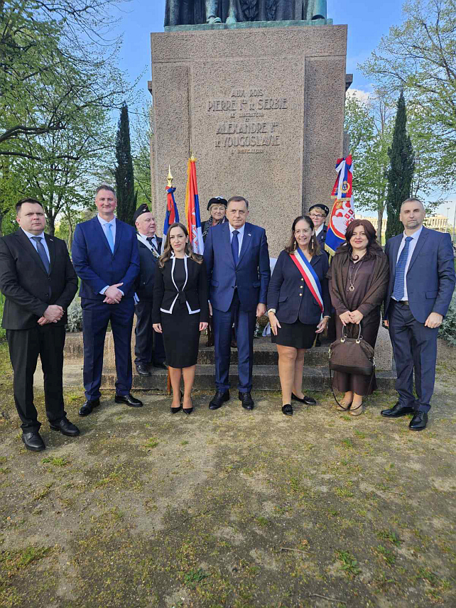 ПАРИЗ, 10. АПРИЛА /СРНА/ - Предсједник Републике Српске Милорад Додик, који борави у посјети Француској, положио је данас у Паризу вијенце на споменик посвећен краљевима Петру Првом Карађорђевићу и краљу Александру Ујединитељу.