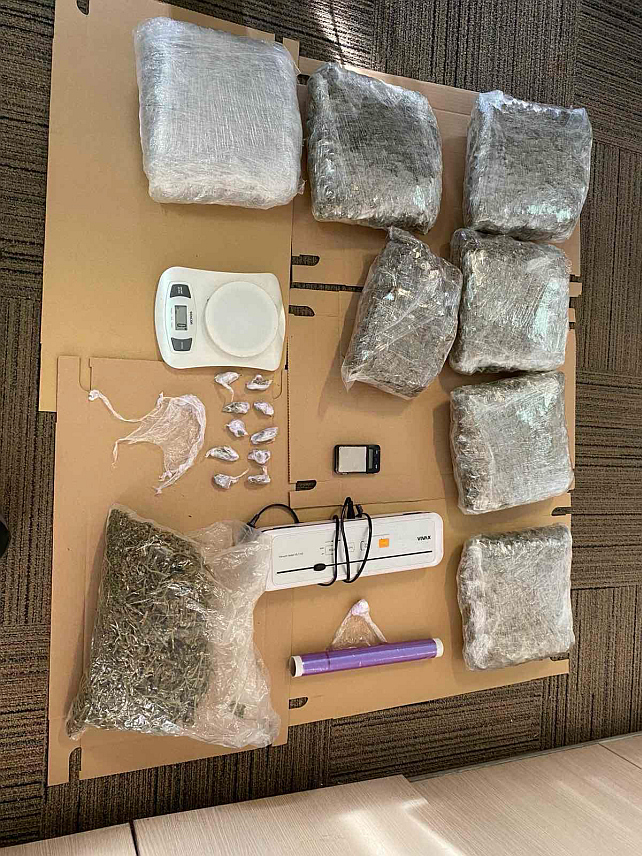 ПОДГОРИЦА, 10. АПРИЛА /СРНА/ - Службеници Управе полиције Црне Горе ухапсили су особу код које је пронађена марихуана, кокаин, новац од продаје наркотика и на тај начин спријечили даљу уличну дистрибуцију наркотика.