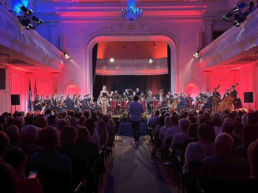 БАЊАЛУКА, 10. АПРИЛА /СРНА/ - Манифестација "Дани Владе С. Милошевића", која се ове године одржава 25. пут, почела је вечерас концертом симфонијског оркестра и хора студената Академије умјетности у Банском двору у Бањалуци.