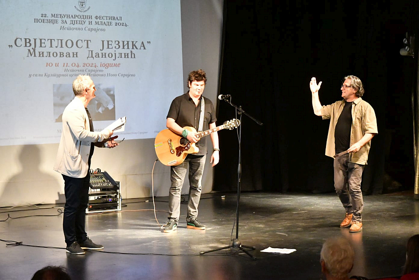 ИСТОЧНО САРАЈЕВО, 11. АПРИЛА /СРНА/ - У Источном Сарајеву данас је проглашењем побједника конкурса и уручењем диплома завршен дводневни 22. Међународни фестивал поезије за дјецу и младе под мотом "Свјетлост језика", у организацији "Форум театра" Источно Сарајево.
