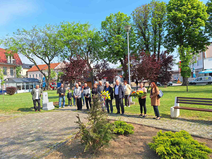 ШАМАЦ, 11. АПРИЛА /СРНА/ - У Шамцу су данас код спомен-костурнице жртвама Народноослободилачког рата положени вијенци поводом 79 година од ослобођења ове општине у Другом свјетском рату, у којем је живот изгубило 619 лица, међу којима 187 бораца, док су остлао били цивили.