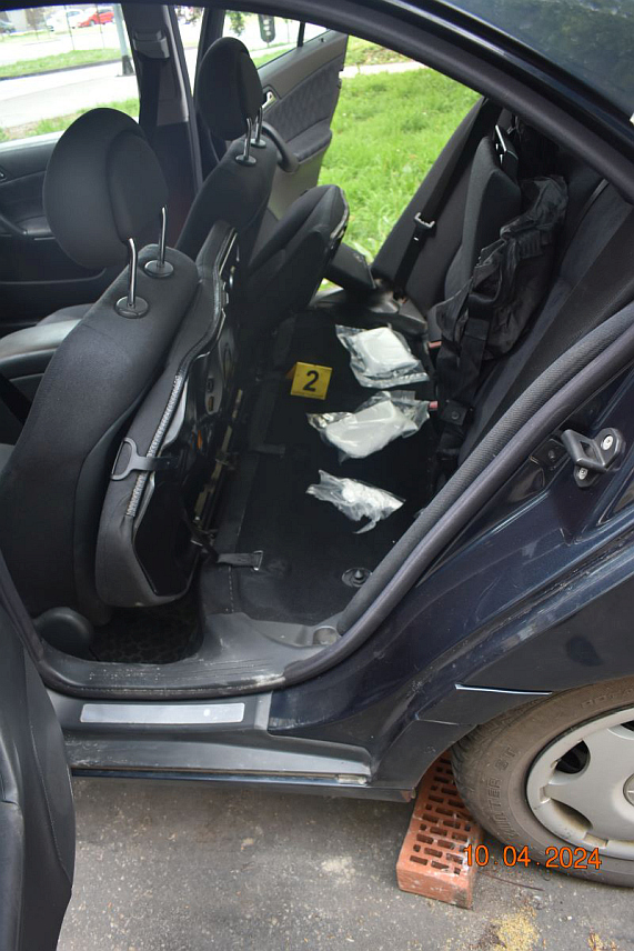 ЗЕНИЦА, 11. АПРИЛА /СРНА/ - Полиција је у зеничком мјесту Радаково ухапсила два мушкарца из Какња и Високог код којих је у аутомобилу пронашла више од килограм спида.