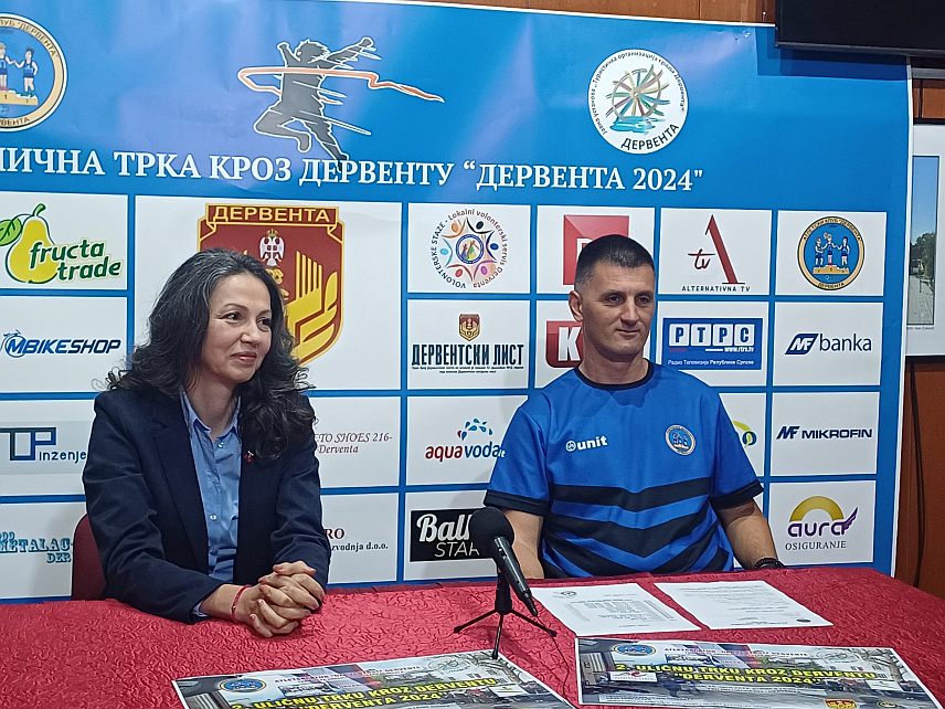 ДЕРВЕНТА, 11. АПРИЛА /СРНА/ - Директор Туристичке организације града Биљана Теофиловић и тренер дервентског Атлетског клуба Далибор Врховац на конференцији за новинаре.