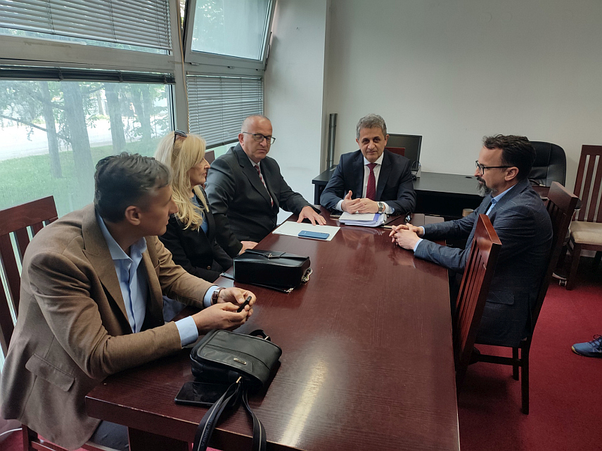 БАЊАЛУКА, 11. АПРИЛА /СРНА/ - Предсједник Републичке изборне комисије Оливер Благојевић потврдио је да ће након данашње сједнице Републичке изборне комисије /РИК/ у Бањалуци поднијети оставку на ову дужност јер, како је навео, поштује институције Српске и њихов позив.