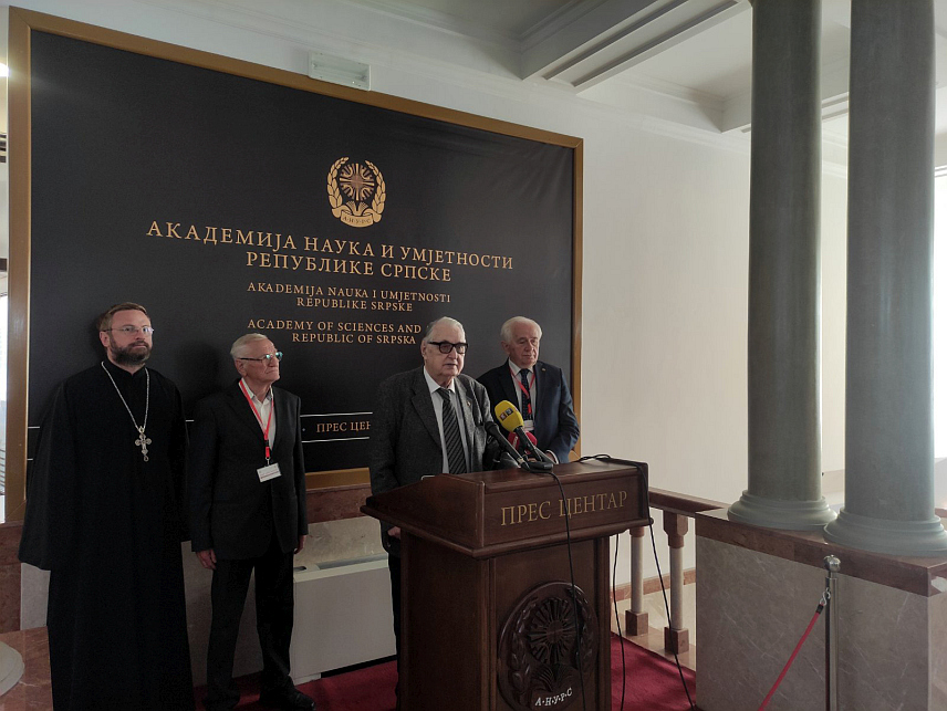 БАЊАЛУКА, 11. АПРИЛА /СРНА/ - Предсједник Академије наука и умјетности Републике Српске /АНУРС/ Рајко Кузмановић рекао је да је српски духовни и сваки други идентитет угрожен, те да треба радити на његовом очувању и јачању, с обзиром на актуелне и непрекидне атаке на том плану са страних и домаћих адреса.