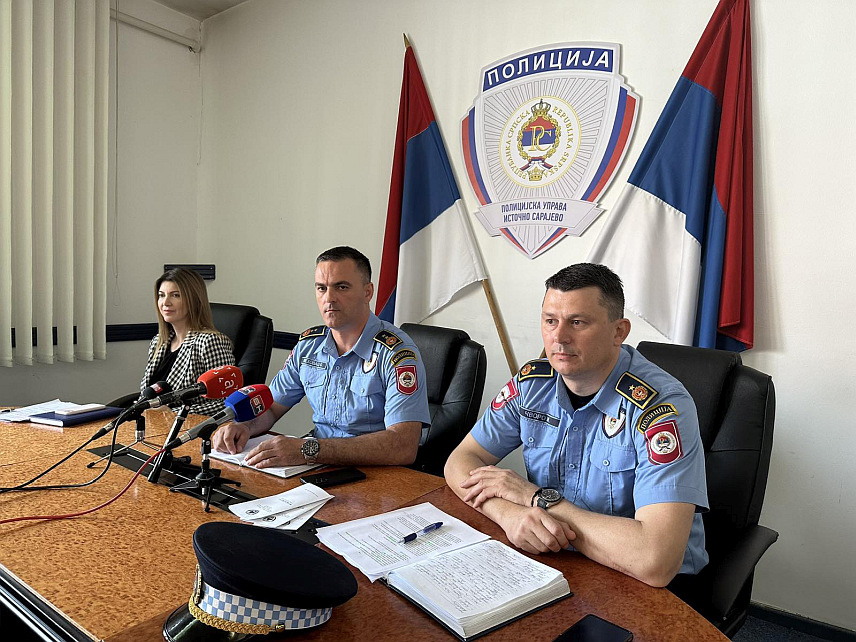 ПАЛЕ, 11. АПРИЛА /СРНА/ - Начелник Полицијске управе Источно Сарајево Бранислав Шеховац са сарадницима на конференцији за новинаре.