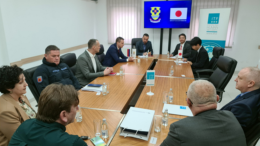 ДОБОЈ, 11. АПРИЛА /СРНА/ - У Добоју су данас представљена два реализована пројекта која се односе на набавку санитетског возила и деминирање подручја Горње Зелиње, који су финансирани средствима Амбасаде Јапана у БиХ.