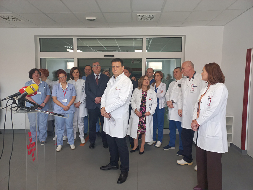 БАЊАЛУКА, 11. АПРИЛА /СРНА/ - У Универзитетском клиничком центру /УКЦ/ Републике Српске данас је отворен реконструисани тријажни пункт, који ће допринијети бољем и бржем збрињавању хитних пацијената.