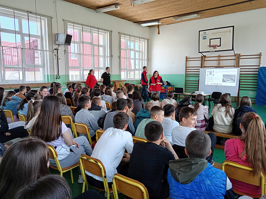 СОКОЛАЦ, 11. АПРИЛА /СРНА/ - Представници Црвеног крста Републуке Српске данас су ученицима Основне школе "Соколац" у том мјесту одржали предавање о дисеминацији која представља ширење знања о покрету Црвеног крста, те о његовој улози и значају у цјелокупном друштву у свијету, док су са ученицима Средњошколског центра "Василије Острошки" организовали радионице и о етици.	
