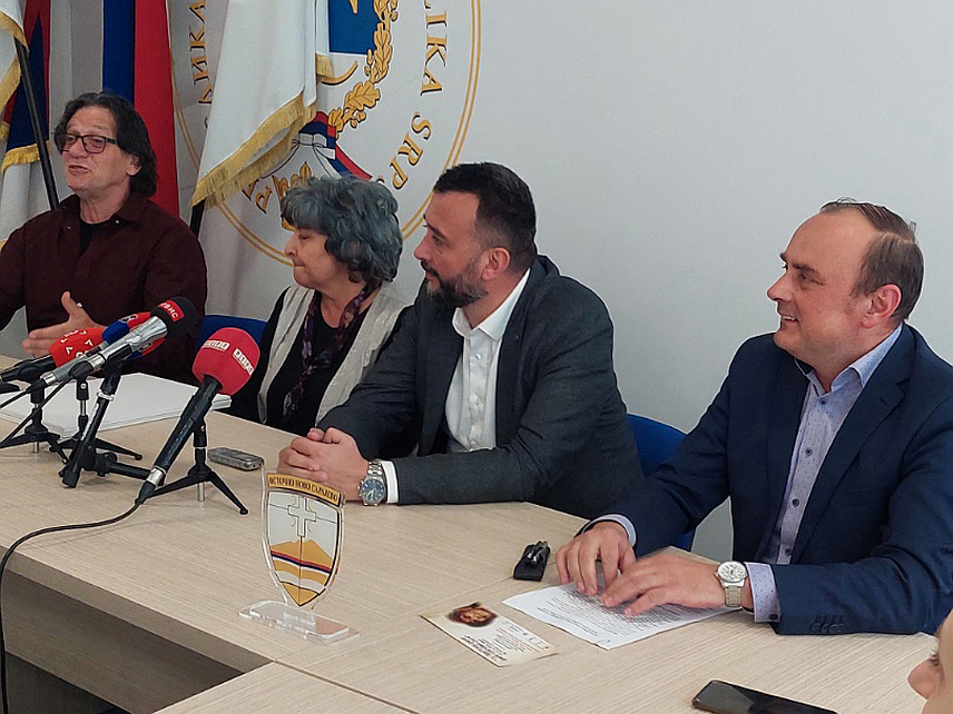 САРАЈЕВО, 11. АПРИЛА /СРНА/ - Замјеник начелника општине Источно Ново Сарајево Александар Костовић, Професор доктор књижевности Сунчица Денић i Директор Културног центра Источно Ново Сарајево Младен Јанковић Директор Културног центра Источно Ново Сарајево Младен Јанковић - Конференција за новинаре поводом мануФестације "Поетски дани Даре Секулић".