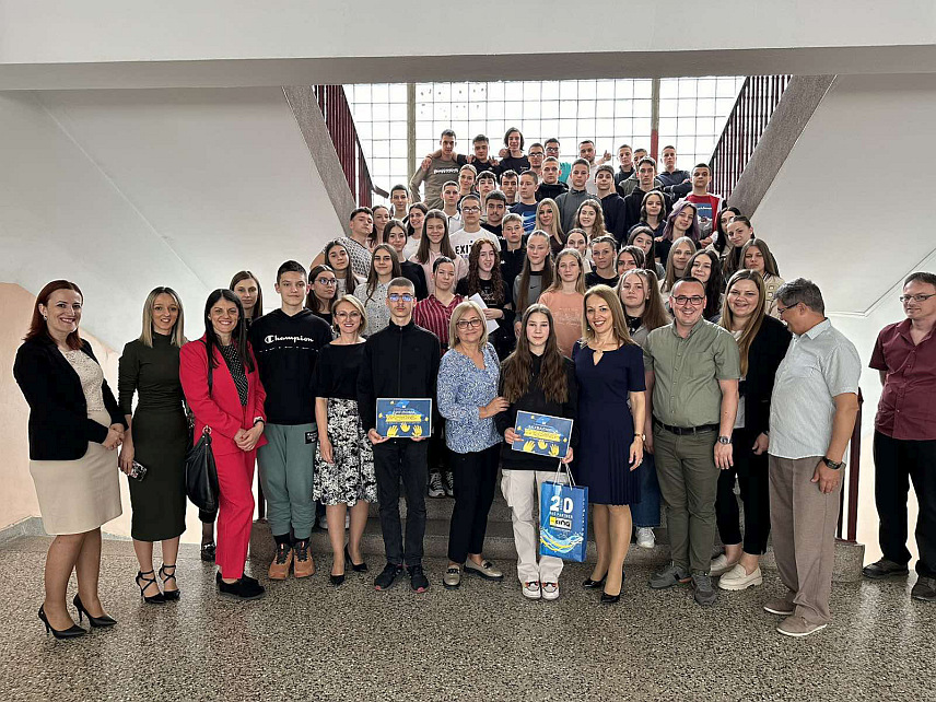 ДОБОЈ, 11. АПРИЛА /СРНА/ - Екипа "Вук један" добојске Основне школе "Вук Стефановић Караџић" побједник је регионалног такмичења "ИТ маратон" за ученике осмих и деветих разреда основних школа из области информационе технологије, које је данас одржано у Добоју.