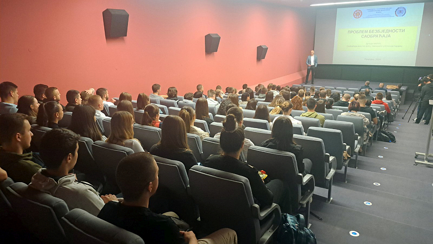 ПРИЈЕДОР, 11. АПРИЛА /СРНА/ - Савјет за безбједност саобраћаја града Приједора организовао је данас предавање за ученике трећих разреда средњих школа о ризицима у саобраћају, с акцентом на нове возаче, будући да је то популација која већ има 18 година или у овој години постаје пунољетна и стиче право на полагање возачких испита.