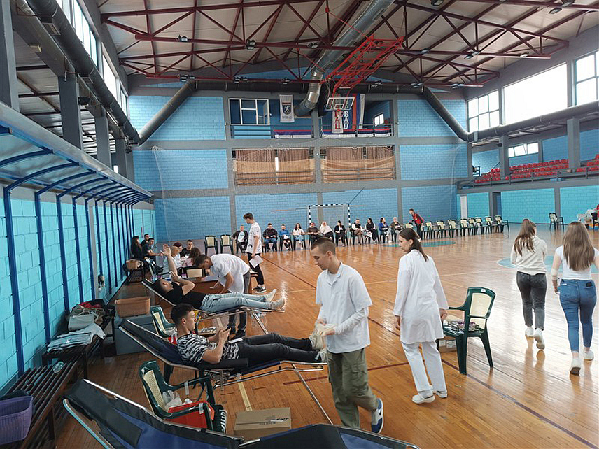 СРБАЦ, 11. АПРИЛА /СРНА/ - У првој овогодишњој акцији добровољног давања крви у Српцу прикупљено је 85 доза ове драгоцјене течности, које су предате Служби за трансфузију крви Опште болнице Градишка.	
