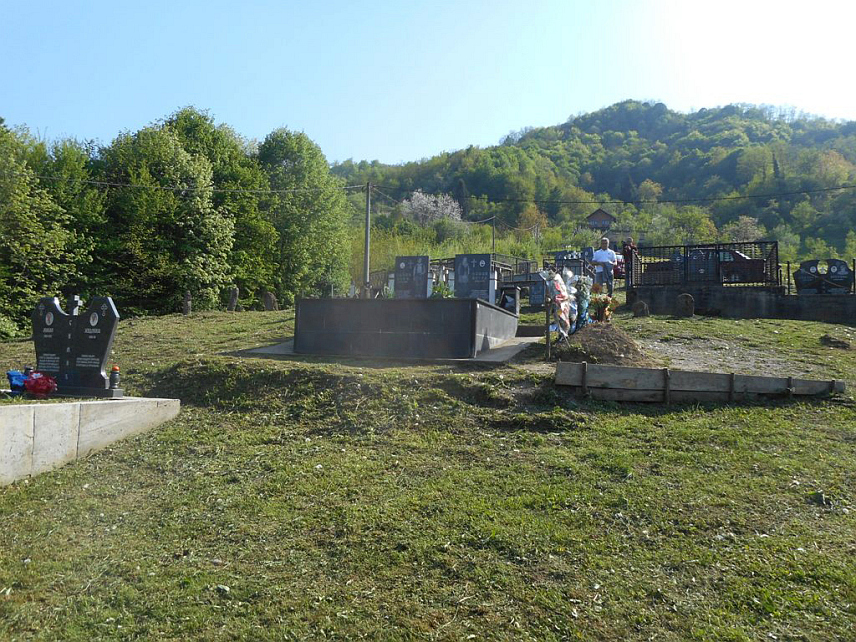 СРЕБРЕНИЦА, 11. АПРИЛА /СРНА/ - У сребреничком селу Студенац, изнад Поточара, трећи пут оскрнављено је породично гробље Симића.