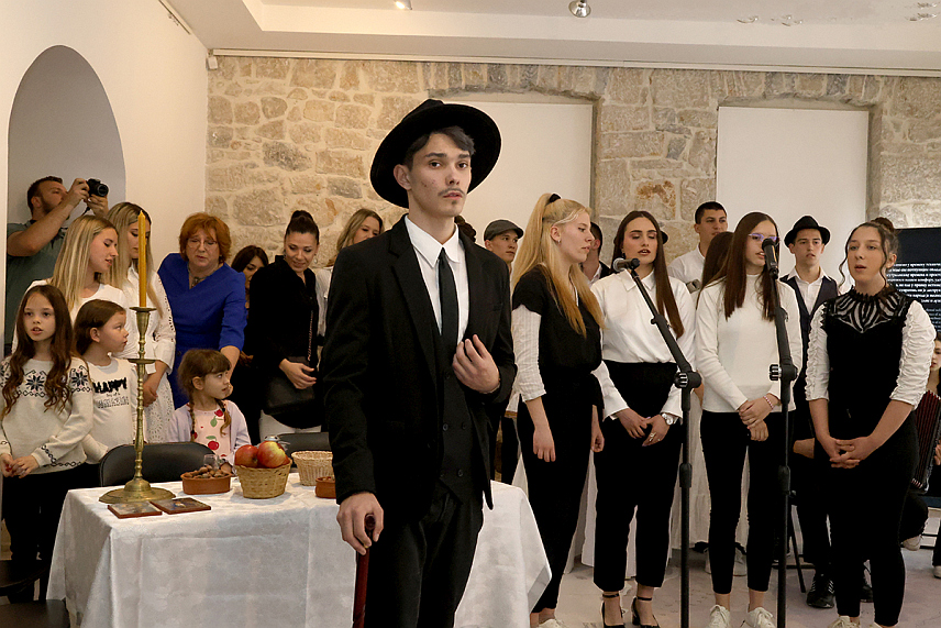 ТРЕБИЊЕ, 11. АПРИЛА /СРНА/ - Ученици и професори Центра средњих школа Требиње, приредили су вечерас у Музеју Херцеговине игроказ, као у оквиру манифестације под називом "И опет ми душа све о теби сања" као омаж великом пјеснику Алекси Шантићу поводом стотину година од његове смрти.