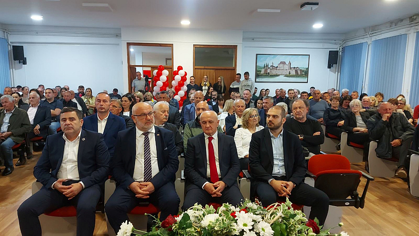 КОЗАРСКА ДУБИЦА, 11. АПРИЛА /СРНА/ - Чланови СП у Козарској Дубици свечано су вечерас обиљежили 30 година од оснивања странке, а скупу су присуствовали бројни чланови, руководство странке, симпатизери и гости.