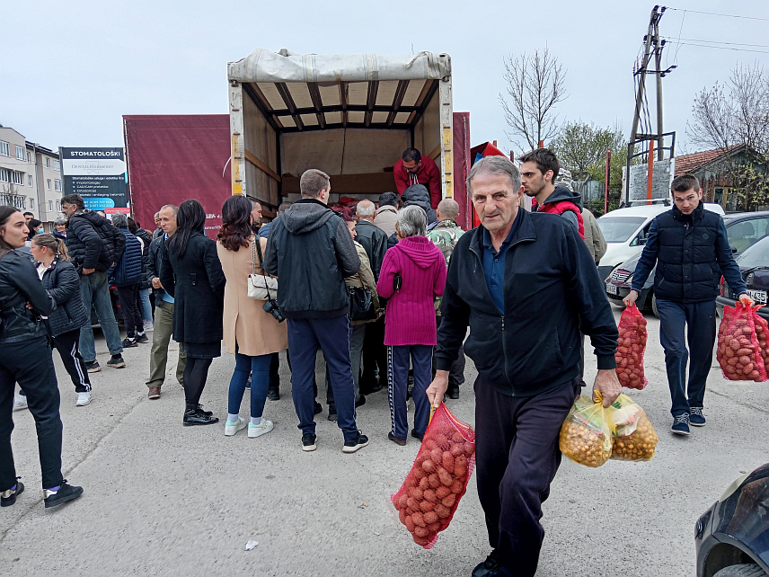 СОКОЛАЦ, 12. АПРИЛА /СРНА/ - Представници Аграрног фонда Источно Сарајево подијелили су данас на Сокоцу 119 сјеменских пакета пољопривредницима који су испунили услове јавног позива.