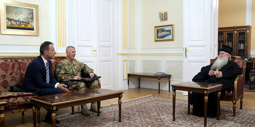 САРАЈЕВО, 12. АПРИЛА /СРНА/ - Његово високопреосвештенство митрополит дабробосански Хризостом примио је сједишту Митрополије у Сарајеву команданта Еуфора генерал-мајора Ласла Штица који је истакао да Еуфор обавља своје дужности у складу с главним водећим начелом непристраности.