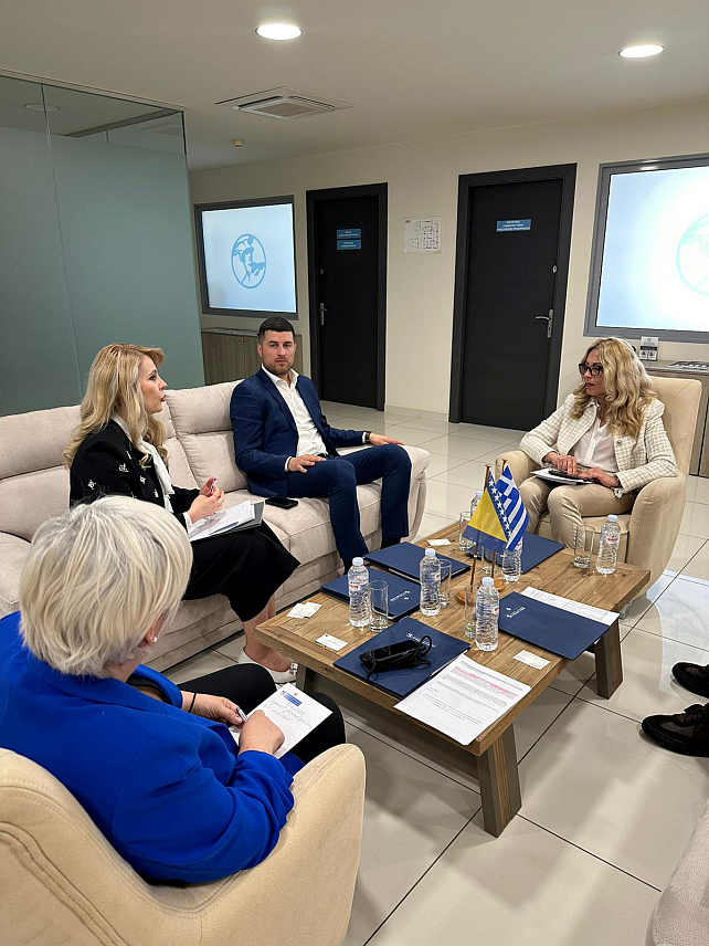 САРАЈЕВО, 12. АПРИЛА /СРНА/ - Вршилац дужности директора Агенције за унапређење страних инвестиција БиХ /ФИПА/ Марко Кубатлија на састанку у Сарајеву са директором Одјељења за међународну сарадњу при Индустријској и привредној комори Атине Еленом Фоти.